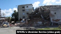 За даними слідства, ще перебуваючи в місті вони потрапили під російський обстріл. 70-річний водій автівки та 83-річна пасажирка загинули на місці.