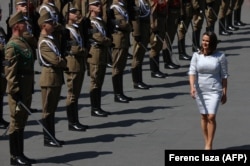 Mađarska predsjednica Katalin Novak vrši smotru vojne počasne garde tokom svoje inauguracije u Budimpešti 14. maja 2022.