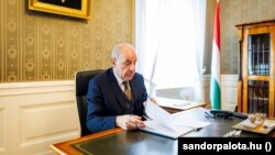 Tamas Sulyok potpisuje zakon kojim se odobrava pristupanje Švedske NATO-a, Budimpešta, Mađarska, 5. ožujka 2024.