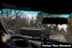 Un soldat ucrainean, într-un vehicul blindat de luptă BMP-1