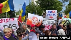 Повідомляється, що декотрі з протестувальників заявили, що їм заплатили за участь