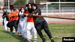 په پېښور کې یوشمېر زده کوونکې د رسه کشۍ سیالۍ پر مهال - پخوانی انځور.