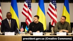 Президент України Володимир Зеленський (у центрі), міністри оборони США Ллойд Остін (л) і України Рустем Умеров (п), Брюссель, 11 жовтня 2023 року