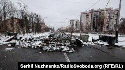 Главна улица в Буча, заснета на 1 март 2022 г. по време на затишие в боевете. Градът, който е разположен северозападно от Киев, е място на ожесточени сражения от 27 февруари до края на март, когато руските сухопътни сили се отказват от настъплението си към украинската столица.