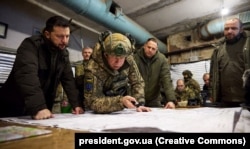 Президент України Володимир Зеленський (ліворуч) у передовому командному пункті оборонців Купʼянська на Харківщині, 30 листопада 2023 року. Поруч із ним генерал Олександр Сирський, керівник Офісу президента Андрій Єрмак та міністр оборони Рустем Умєров