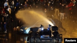 Полицията използва водно оръдие срещу част от протестиращите. Това се случи, след като по полицията бяха хвърляни бомби, факли и предмети.