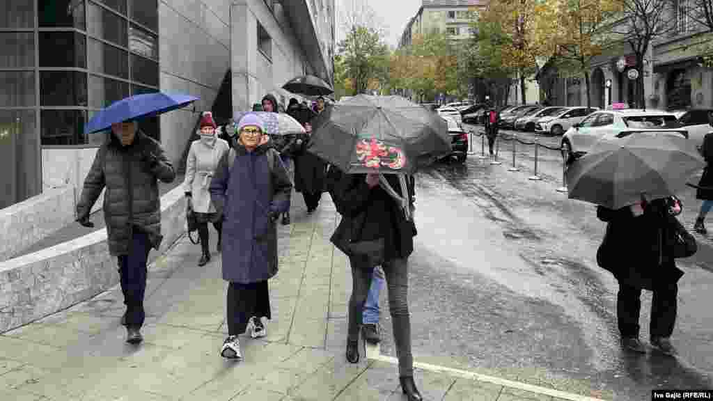 Ninela Radičević (u sredini), majka ubijene devojčice, izjavila je da zgrada u kojoj je ubijeno deset osoba ne može više da bude škola, jer je mesto zločina. "Ne razumem potrebu da gurnemo sve pod tepih i da se pravimo da 3. maja nije ni bilo, i da tako nastavimo kao da se ništa nije desilo. Čini mi se da se ide ka tome i to je ono što nas najviše boli", rekla je ona.