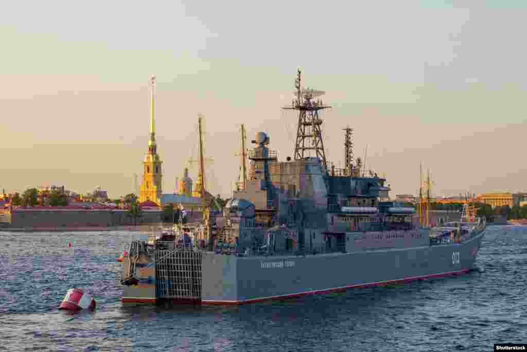 Російський десантний корабель «Оленьогірський гірник» класу «Ропуха» на Неві у Санкт-Петербурзі. Липень 2021 року У серпні 2023 року були опубліковані відеозаписи, на яких видно, як морський безпілотник вражає цей десантний корабель у порту Новоросійська (РФ). За даними розвідки Міністерства оборони Великобританії, в результаті атаки корабель отримав «серйозні ушкодження», а пізніше з'явилися відеозаписи, на яких видно, як він накренився на лівий борт під час буксирування. Цей російський плавзасіб польського виробництва відноситься до того ж класу «Ропуха», що і «Мінськ», який був, вочевидь, знищений у вересні