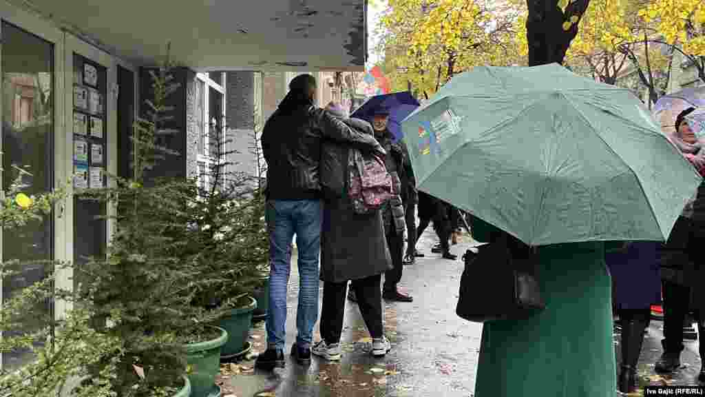 Roditelji dece i drugi građani okupili su se ispred škole "Vladislav Ribnikar" 29. novembra u 8.40, u vreme kada je počela pucnjava 3. maja.