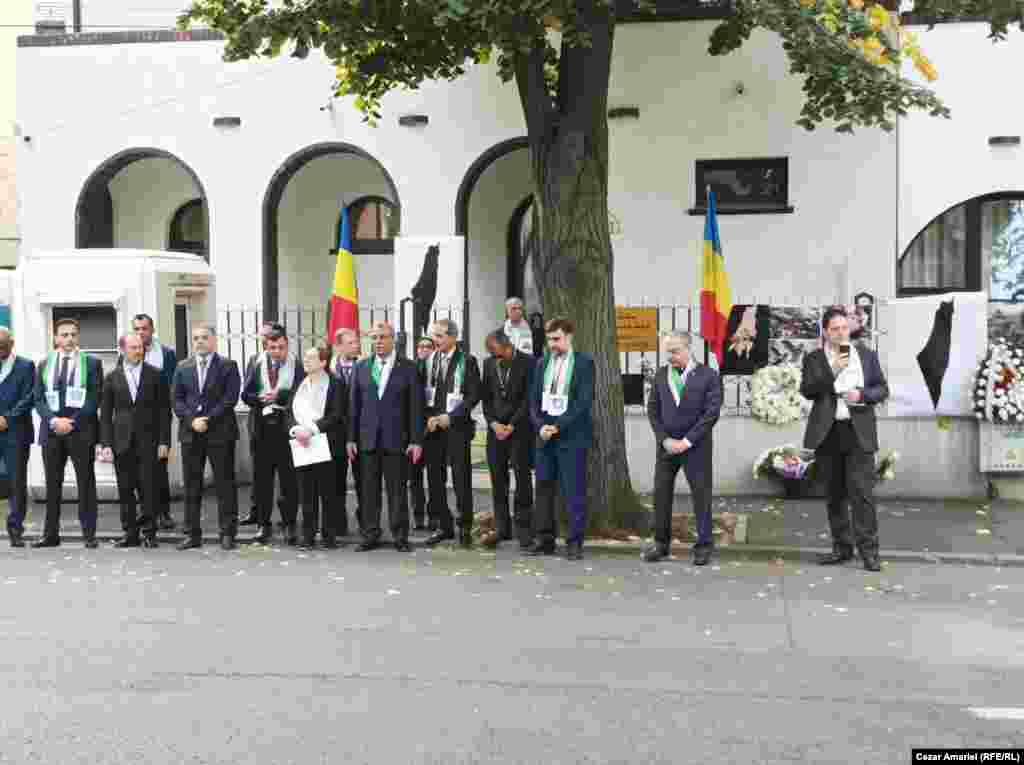 22 de ambasadori din țări membre ale Organizației Cooperării Islamice în România au protestat vineri, în tăcere, în semn de solidaritate cu poporul palestinian. Acțiunea a avut loc în fața Ambasadei Palestinei în București.