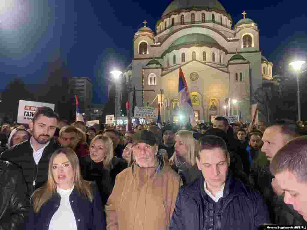 Lideri desničarskih partija Milica Đurđević Stamenkovski, Vojislav Mihailović i Miloš Jovanović na protestu protiv evropskog plana za Kosovo. "Došli smo da kažemo ne Aleksandre Vučiću francusko-nemačkom ultimatumu", poručila je na protestu Milica Đurđević Stamenkovski, predsednica desničarske stranke Zavetnici.