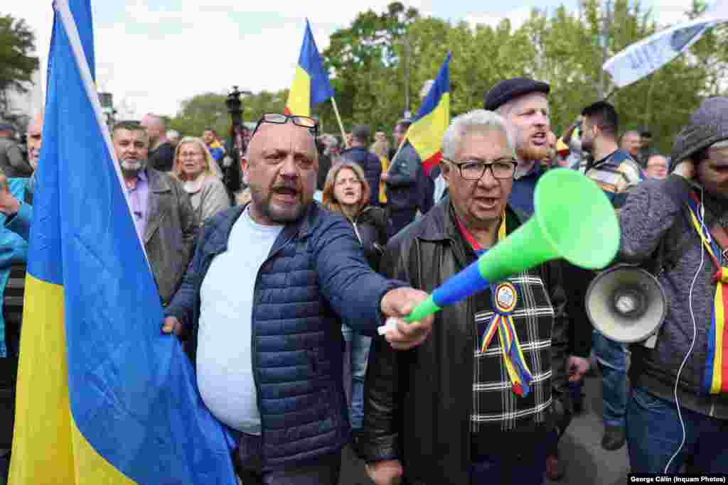 Câteva sute de persoane au participat miercuri, 10 mai, la un protest organizat de partidul AUR în fața Palatului Parlamentului.&nbsp;