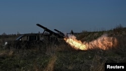 Українські військові ведуть вогонь по російських позиціях поблизу лінії фронту в Запорізькій області, 7 листопада 2023 року