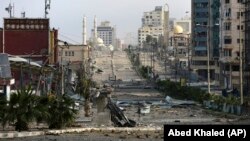 Blocurile din Gaza se prăbușesc sub tirurile israeliene ca un „pachet de biscuiți sfărâmat”. Exprimarea aparține unuia dintre românii din Gaza cu care Europa Liberă a vorbit. 