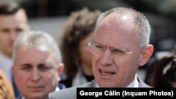 Ministrul austriac de Interne, Gerhard Karner, la vizita sa la București, din aprilie 2023. În fundal, Lucian Bode, fost ministru al Internelor în perioada vizitei omologului austriac.