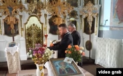 მართლმადიდებელი მღვდლები თეოდორ პელინი (მარცხნივ) და ვასილ ენაჩე სოფელ დუბასარის ვეჩის წმინდა მთავარანგელოზ მიქაელის ეკლესიაში.