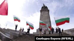 Защитници на съветския паметник казаха, че ще правят жива верига около него