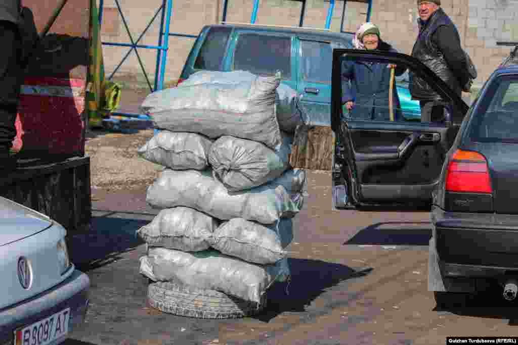 Жол боюнда сатылып жаткан көмүр. Бул конушка азырынча газ жете элек. 