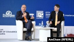 Посланик Кенет Мертен (вляво) заедно с президента на Американската търговска камара в България Оливие Маркет.