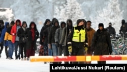 Finski graničari prate migrante na granici s Rusijom u mjestu Salla u sjevernoj Finskoj 23. novembra