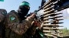 Снимката е илюстративна. Член на Хамас участва във военен парад по случай годишнината от войната с Израел през 2014 г., близо до границата в централната част на Ивицата Газа, 19 юли 2023 г. 