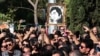 تششیع‌کنندگان پیکر گلپا عکسی از دوران جوانی او را به دست گرفته‌اند
