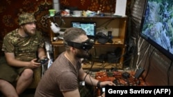 Ukrajinski vojnici koji upravljaju FPV dronom, 10. juna 2024. 