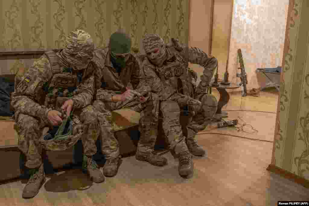 Кузя (в центре) учился в украинской школе снайперов у опытных бойцов. Но и о навыках русских снайперов отзывается с уважением. "Давайте будем честными, лучшие снайперы тренируются в Америке… и в России. Они всю жизнь воюют – в Афганистане и в Чечне", – говорит он. И добавляет: "Нельзя считать, что враг слабее"