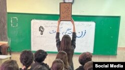 دانشآموزان مدارس نقش پررنگی در اعتراضهای سال ۱۴۰۱ داشتند