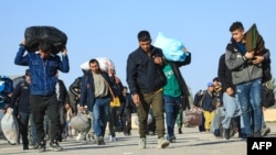Afganistanski migranti deportovani iz Irana stižu u pogranični grad Islam Kala u zapadnom Afganistanu.