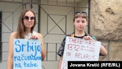 Susținătorii lui Hniot stau în fața Curții de Apel din Belgrad pe 27 august.