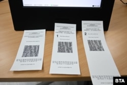 Демо-бюлетини с генериран хешкод, отпечатани от машините след изграждането на софтуера