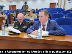 Denis Pavlov (dreapta) la întâlnirea dintre oficialii din domeniul apărării din RCA și delegația rusă la nivel înalt, la 1 septembrie.