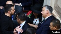 Президент України Володимир Зеленський розмовляє із прем’єр-міністром Угорщини Віктором Орбаном на полях інавгурації президента Аргентини Хав’єра Мілея
