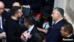 Ukrajinski predsednik Volodimir Zelenski i mađarski premijer Viktor Orban razgovaraju u Buenos Ajresu, 10. decembar 2023.