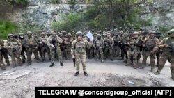 Prigožin je 10. maja stajao sa Vagnerovim plaćenicima dok je snimao video pretnju da će povući svoje borce iz Bahmuta, navodeći kao razlog nedostatak municije.
