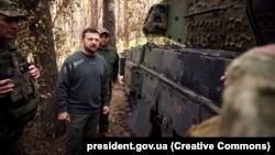 Президент України Володимир Зеленський під час відвідин місць дислокації бригад, які виконують бойові завдання на ділянці Куп’янськ (Харківщина) – Лиман (Донеччина), 3 жовтня 2023 року 