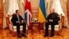 Прем’єр-міністр України Денис Шмигаль і керівник МЗС Великої Британії Дейвід Кемерон (ліворуч). Київ, 16 листопада 2023 року 