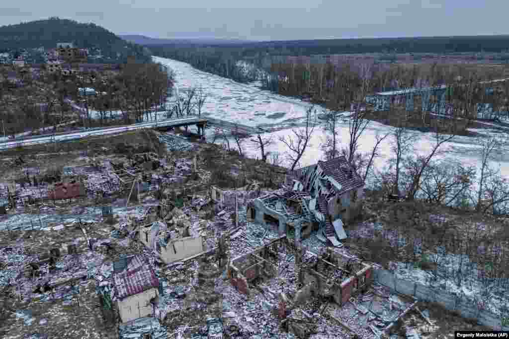 Дома, разрушенные российскими войсками, видны сверху возле взорванного моста через реку Сиверский-Донец в освобожденном селе Богородичное. Украина, 13 января 2023 года. (AP Photo/Evgeniy Maloletka) 