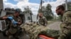 Військові медики надають допомогу пораненому українському військовослужбовцю під час нападу Росії на Україну поблизу міста Вовчанськ Харківської області, Україна, 12 травня 2024 року