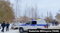 Брянскидеги гимназиянын айланасы курчоого алынды.