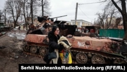 Olha, stanovnica Buče. Za Radio Slobodna Evropa je rekla: "Kada je moj otac gradio našu kuću, napravio je podrum i rekao nam: 'Ako se nešto dogodi, ovo je vaše sklonište' ", prisjetila se. "Kada je [invazija] počela, pogledali smo van i vidjeli tenkove koji su već pucali po našem dvorištu. Odjurili smo u podrum i stisnuti sjedili sedam sati. Gusjenice tenka su zaškripale i došlo je do strašne bitke." Dva tenka su se sakrila iza njezine kuće, kaže Olha. "Već smo se oprostili od života... A onda smo izašli van i vidjeli tu zastrašujuću sliku - poput Armagedona."