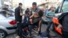 Fotografie din 3 noiembrie 2023, de lângă spitalul Al-Shifa din Gaza City. OMS spune acum că spitalul aproape a devenit un cimitir.