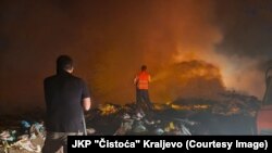 Gašenje požar na deponiji u Kraljevu u Srbiji.