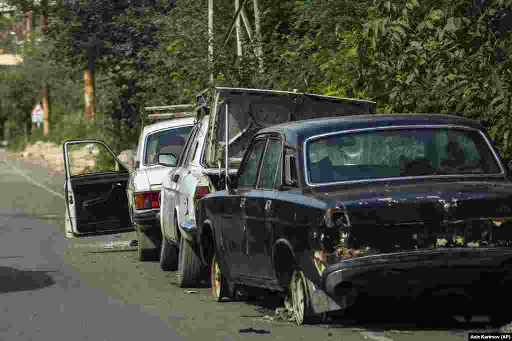 Оставленные машины на пустынной улице в Степанакерте. После шести лет военных действий, закончившихся в 1994 году, вслед за распадом Советского Союза, Нагорный Карабах перешёл под контроль сил этнических армян, поддерживаемых Арменией. Тогда беженцами стали около миллиона этнических азербайджанцев, которые жили в Нагорном Карабахе и прилегающих к нему семи районах, также перешедших под контроль армян.