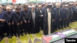 Vrhovni iranski vođa Ali Hamenei frži molitvu nad kovčegom s telom Ismaila Hanijea u Teheranu.