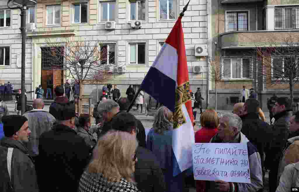 Protesters also gathered outside Sofia’s Municipal Council on March 9. This picture shows one demonstrator holding a Samara flag, referencing the Russo-Turkish War of the 1870s, as another man displays a sign saying, "Don't touch the monument to the Soviet Army." During the council protest, a man threw a Ukrainian flag that had been flying from the balcony of the council building to the ground. Reactions online to the incident were largely critical, with even those against foreign flags flying from Bulgaria’s official buildings saying it should have been removed respectfully.