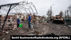 Отломки на улица "Вокзална" в Буча, където се водиха едни от най-тежките боеве за киевското предградие.