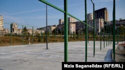 ბეტონის დაუსრულებელი სპორტული მოედანი იპოდრომზე.