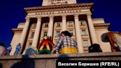 Граждани за втора вечер протестираха в четвъртък пред сградата на парламента срещу анти-ЛГБТ закона, приет в сряда, 8 август 2024 г.